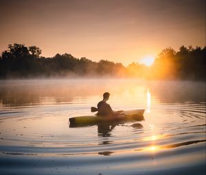 Preview wallpaper man, canoe, lake, sunset, fog