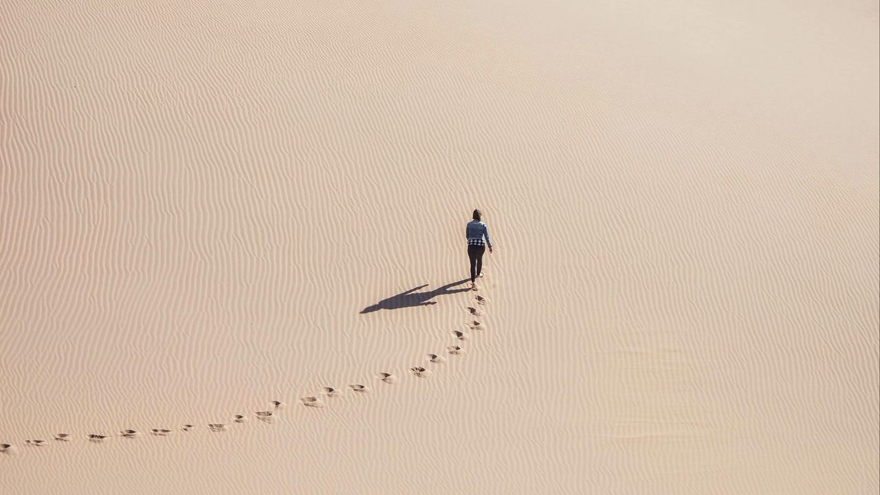 Wallpaper man, desert, aerial view, sand, footprints