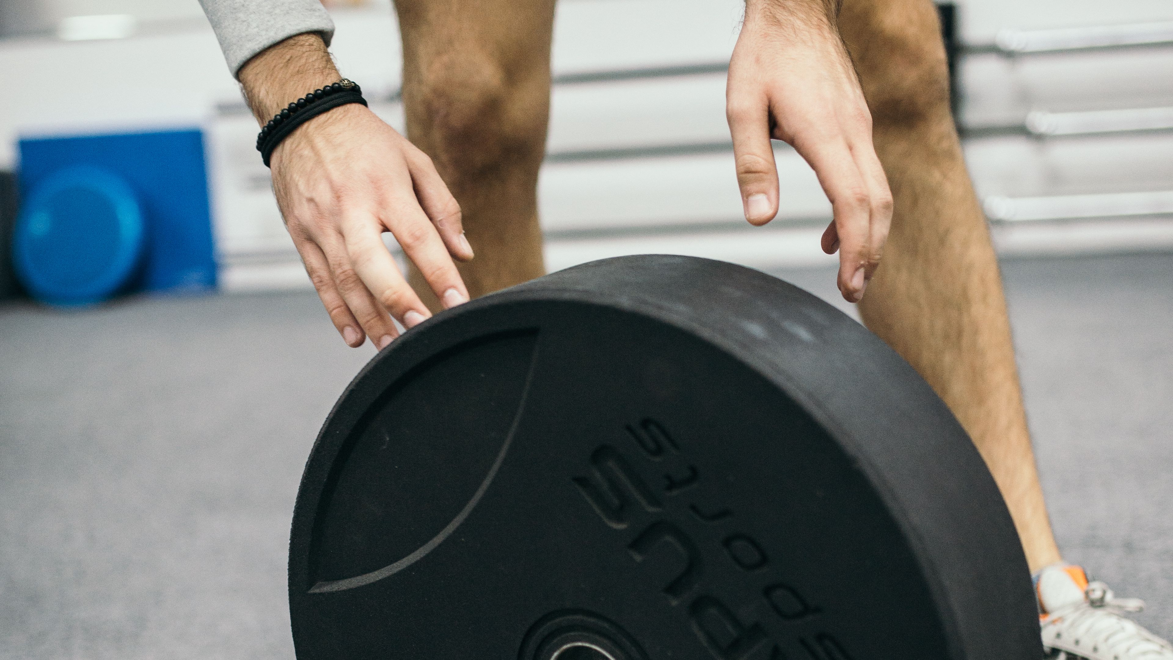 3840x2160 Wallpaper man, dumbbell, gym, sport, sports