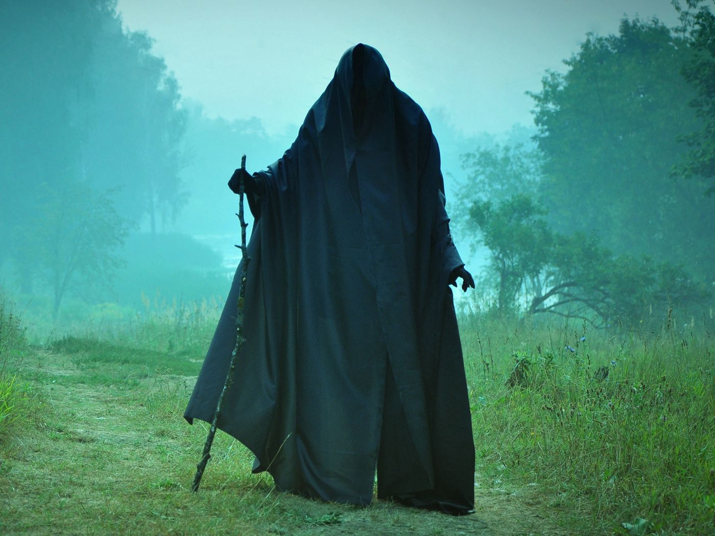 Download wallpaper 1400x1050 man, field, cloak, pilgrim, black, scary ...