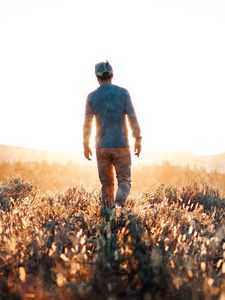 Preview wallpaper man, field, sunlight, light, bright