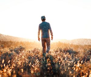 Preview wallpaper man, field, sunlight, light, bright