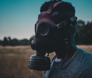 Preview wallpaper man, gas mask, mask, dark