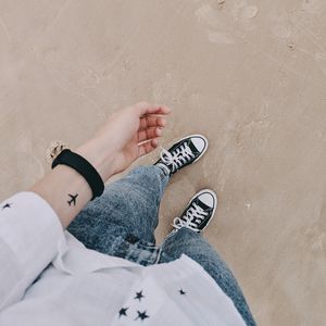 Preview wallpaper man, hand, tattoo, legs, beach