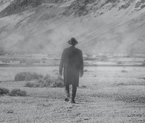 Preview wallpaper man, hat, mountains, snow, black and white, bw