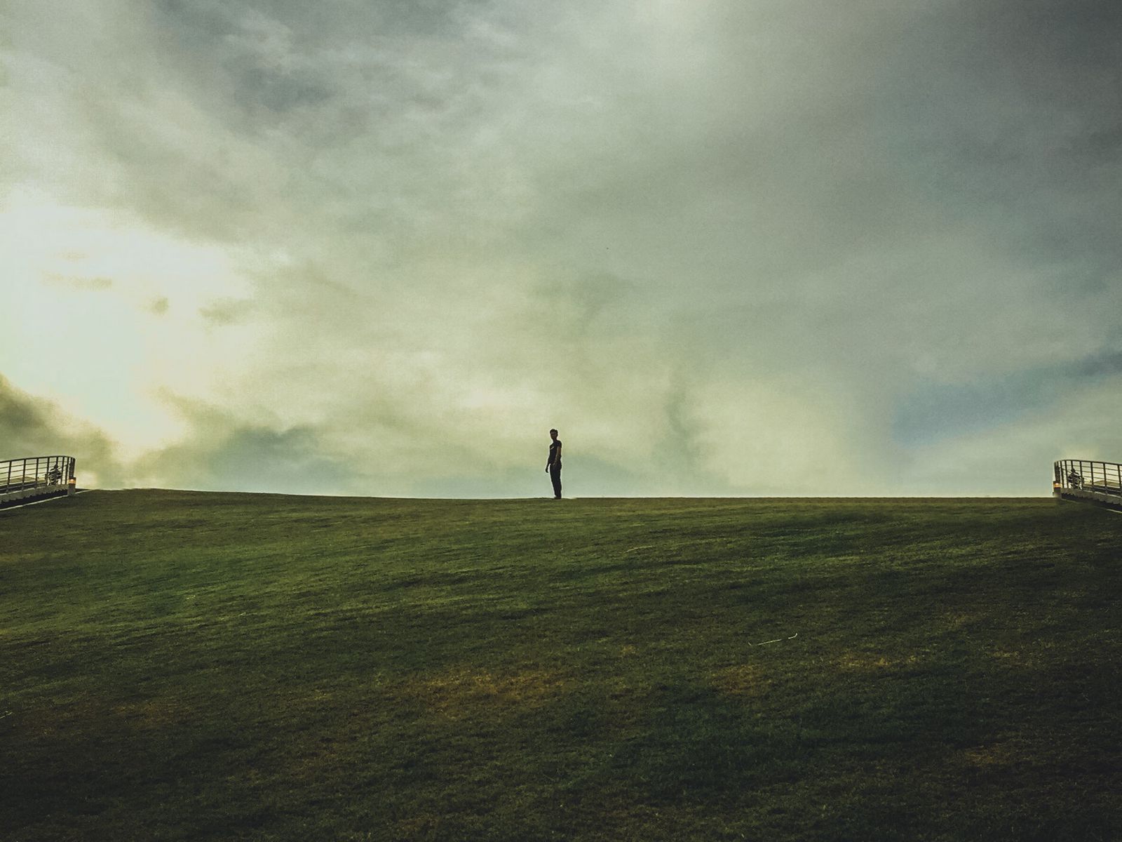 Download wallpaper 1600x1200 man, horizon, field, solitude, alone ...