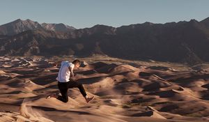 Preview wallpaper man, jump, desert, dunes, sand