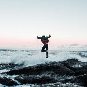 Preview wallpaper man, jump, waves, stones, sea