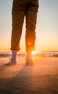 Preview wallpaper man, legs, beach, sun, sunset, glare