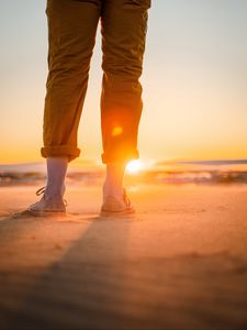 Preview wallpaper man, legs, beach, sun, sunset, glare