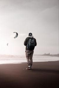 Preview wallpaper man, loneliness, alone, style, paragliders, coast