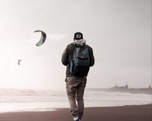 Preview wallpaper man, loneliness, alone, style, paragliders, coast