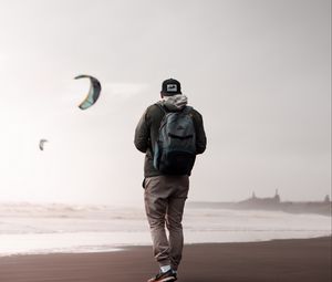 Preview wallpaper man, loneliness, alone, style, paragliders, coast