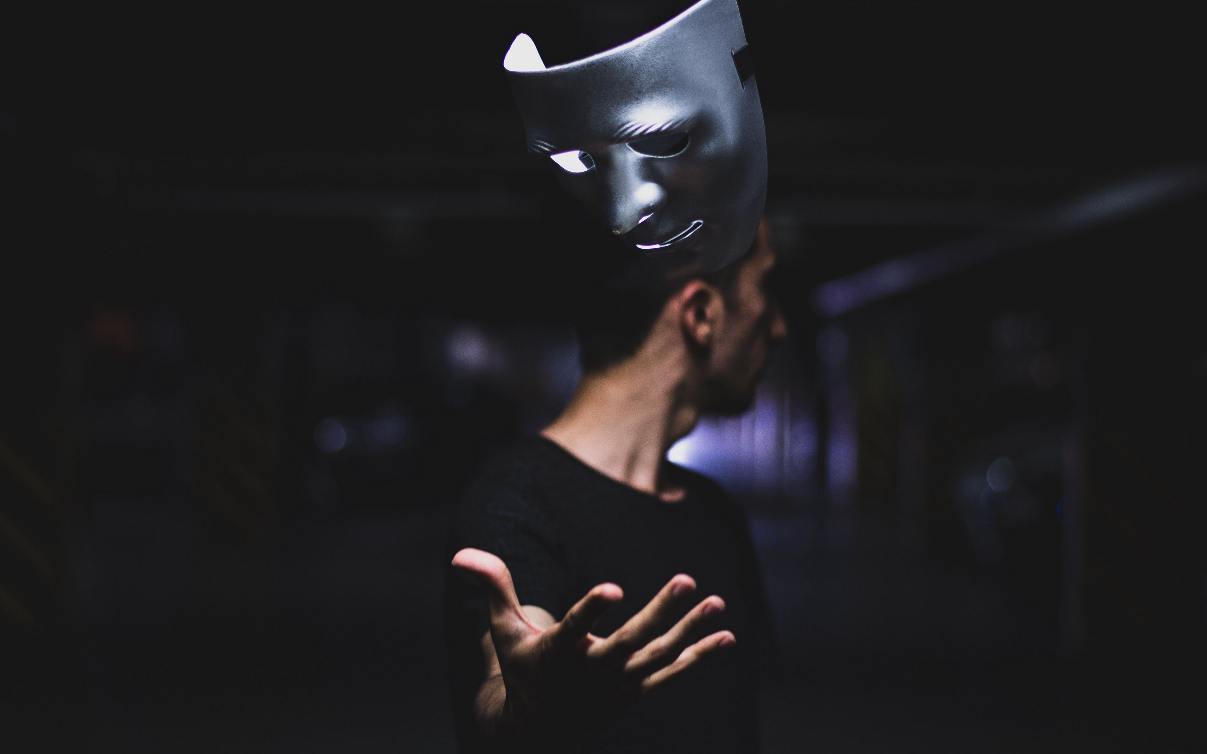 Человек в маске
