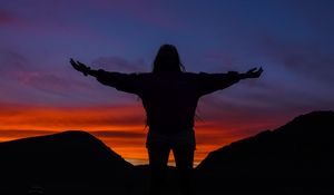 Preview wallpaper man, pose, silhouette, twilight, dark, freedom