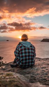 Preview wallpaper man, sea, sunset, cliff, horizon