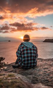 Preview wallpaper man, sea, sunset, cliff, horizon