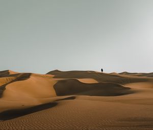 Preview wallpaper man, silhouette, desert, alone