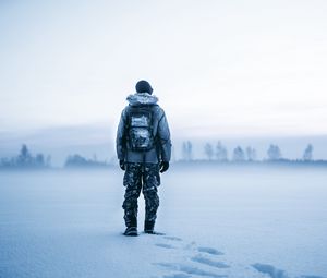 Preview wallpaper man, snow, tourist, backpack, winter