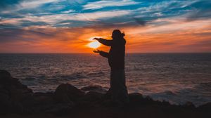 Preview wallpaper man, sunset, sun, sea