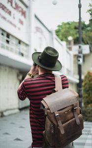 Preview wallpaper man, tourist, hat, backpack, travel