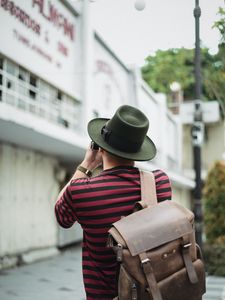 Preview wallpaper man, tourist, hat, backpack, travel