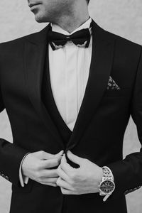 Preview wallpaper man, tuxedo, bw, suit, watch, groom