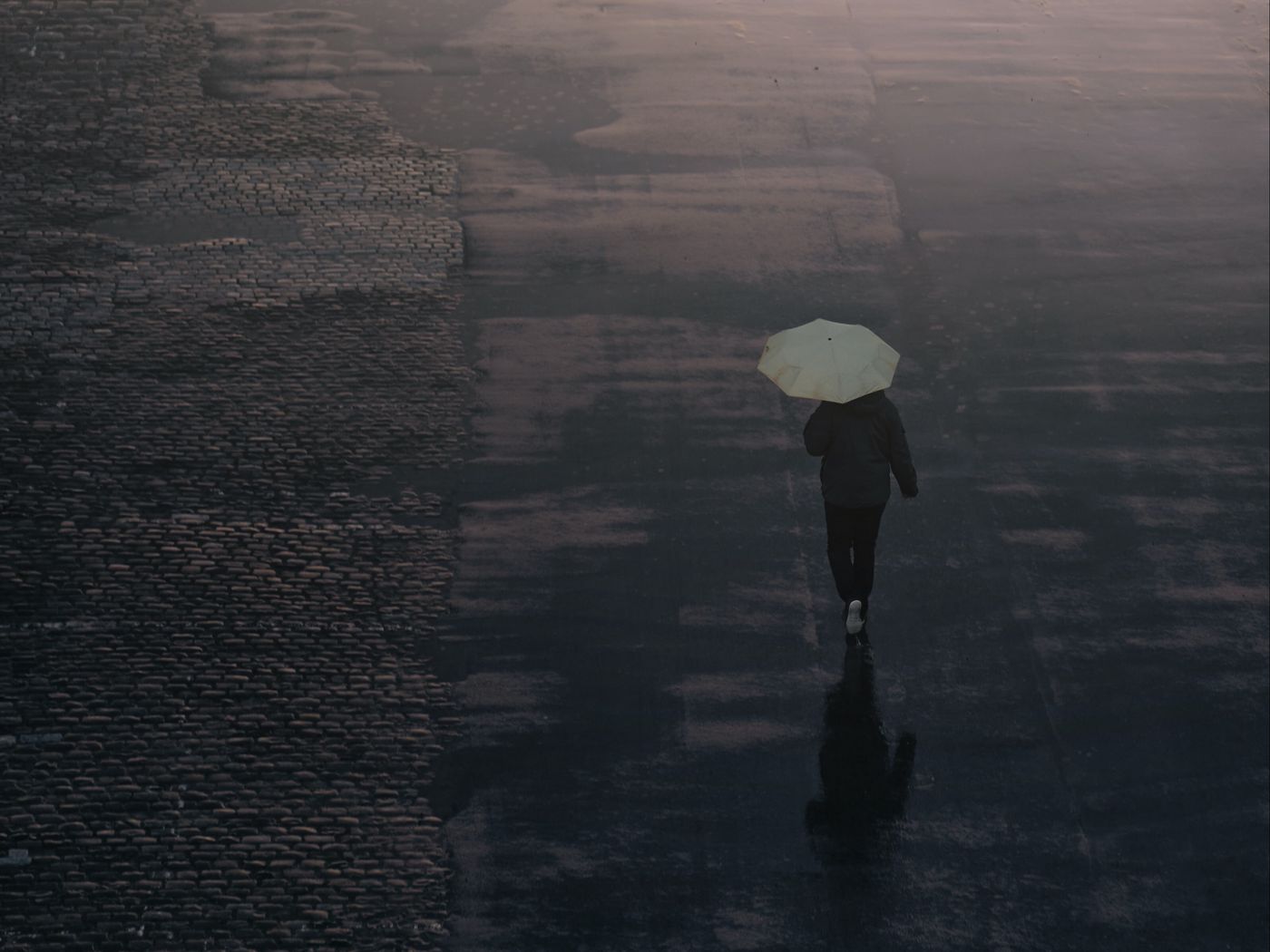 1400x1050 Wallpaper man, umbrella, road, alone, rain.