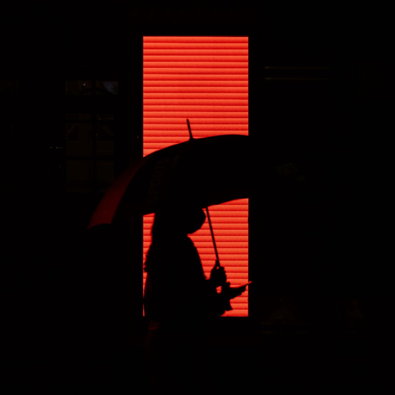 Download wallpaper 1280x1280 man, umbrella, silhouette, red, dark ipad ...