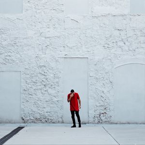 Preview wallpaper man, wall, white, contrast