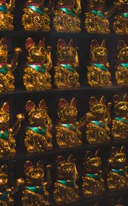 Preview wallpaper maneki-neko, statuette, cat, golden