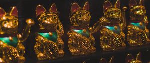 Preview wallpaper maneki-neko, statuette, cat, golden