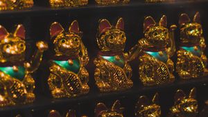 Preview wallpaper maneki-neko, statuette, cat, golden