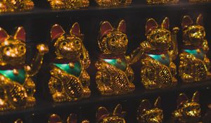 Preview wallpaper maneki-neko, statuette, cat, golden