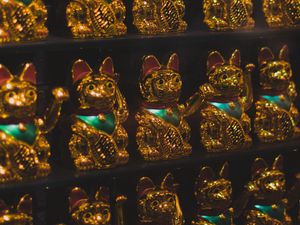 Preview wallpaper maneki-neko, statuette, cat, golden