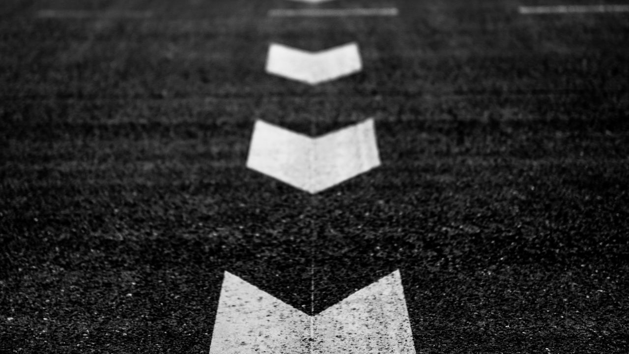 Wallpaper marking, arrows, bw, asphalt, road