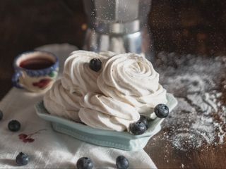 320x240 Wallpaper marshmallow, dessert, powdered sugar, tea, kettle, hands