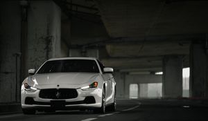 Preview wallpaper maserati ghibli, maserati, white, front view, movement