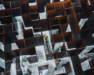 Preview wallpaper maze, man, alone, aerial view