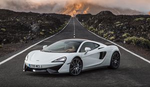 Preview wallpaper mclaren, 570gt, white, side view, road, horizon