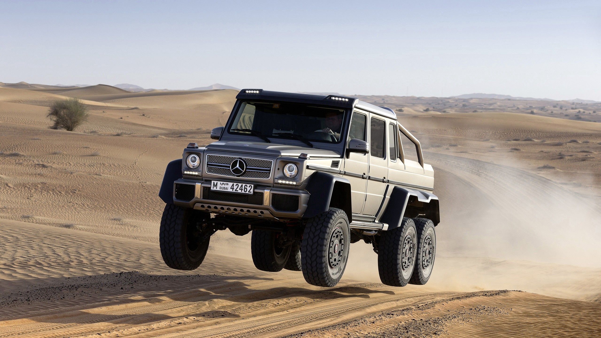 Download wallpaper 2560x1440 mercedes benz, fly, jump, sand widescreen ...