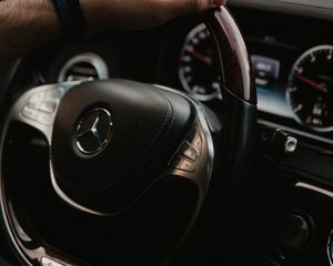 Preview wallpaper mercedes benz, steering wheel, salon, hand