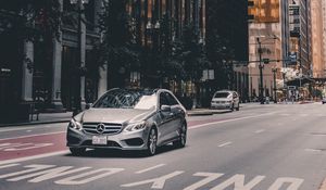 Preview wallpaper mercedes, car, city, architecture, chicago, usa