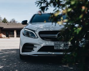 Preview wallpaper mercedes, car, white, tree, leaves, duck