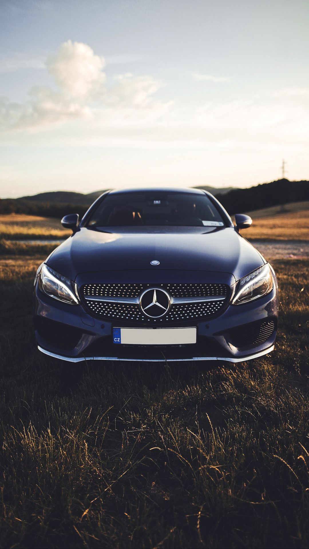 Mercedes-Benz CLS-Class là một biểu tượng của sự sang trọng và đẳng cấp. Với thiết kế ấn tượng và đầy cảm hứng, chiếc xe này chắc chắn sẽ khiến bạn bị thu hút. Xem hình ảnh liên quan đến từ kho ảnh qúy giá này để trải nghiệm cảm giác sang trọng và thú vị. 