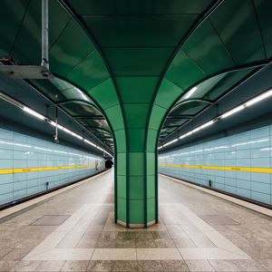 Preview wallpaper metro, platform, column