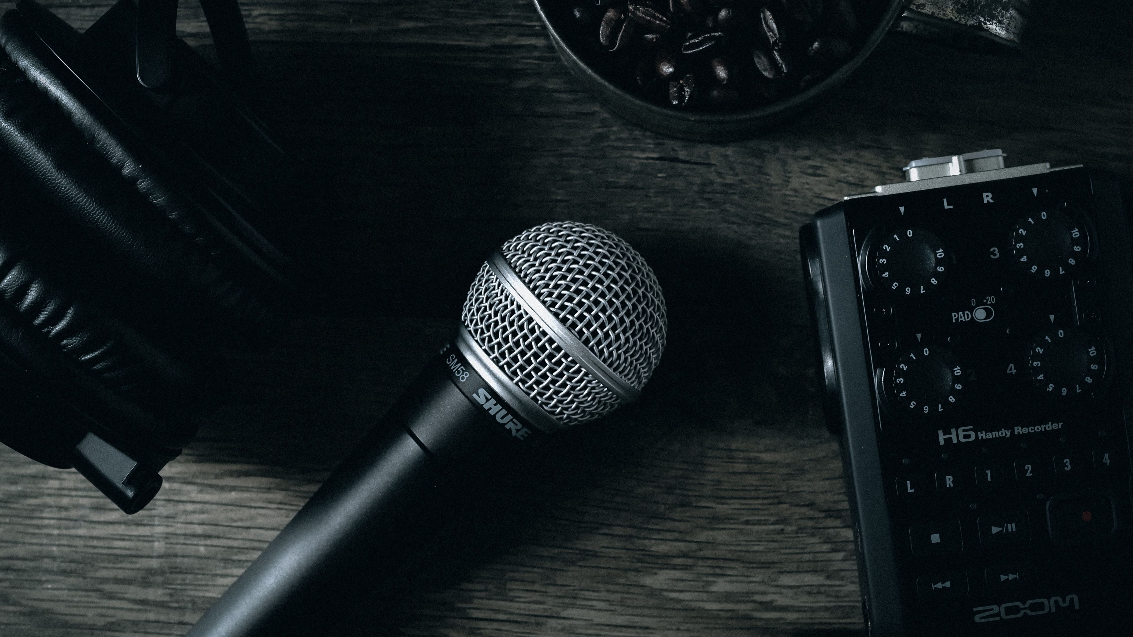 Download wallpaper 3840x2160 microphone, device, music, sound, dark 4k