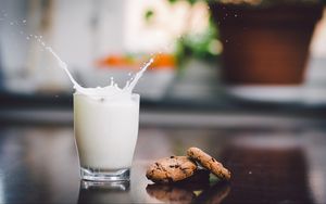Preview wallpaper milk, glass, cookies, splashes, drops