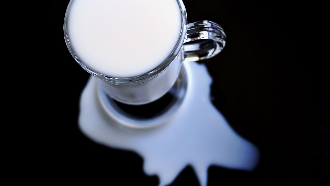 Wallpaper milk, glass, spilled