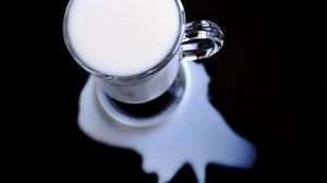 Preview wallpaper milk, glass, spilled